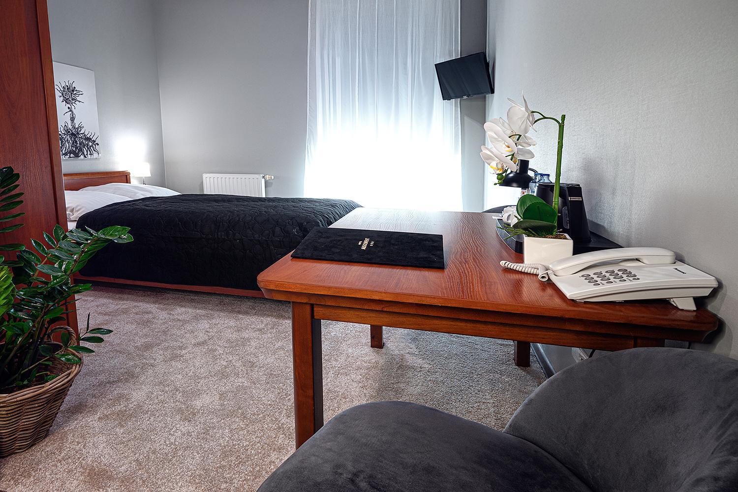 Hotel Absolwent Gostyń Екстериор снимка