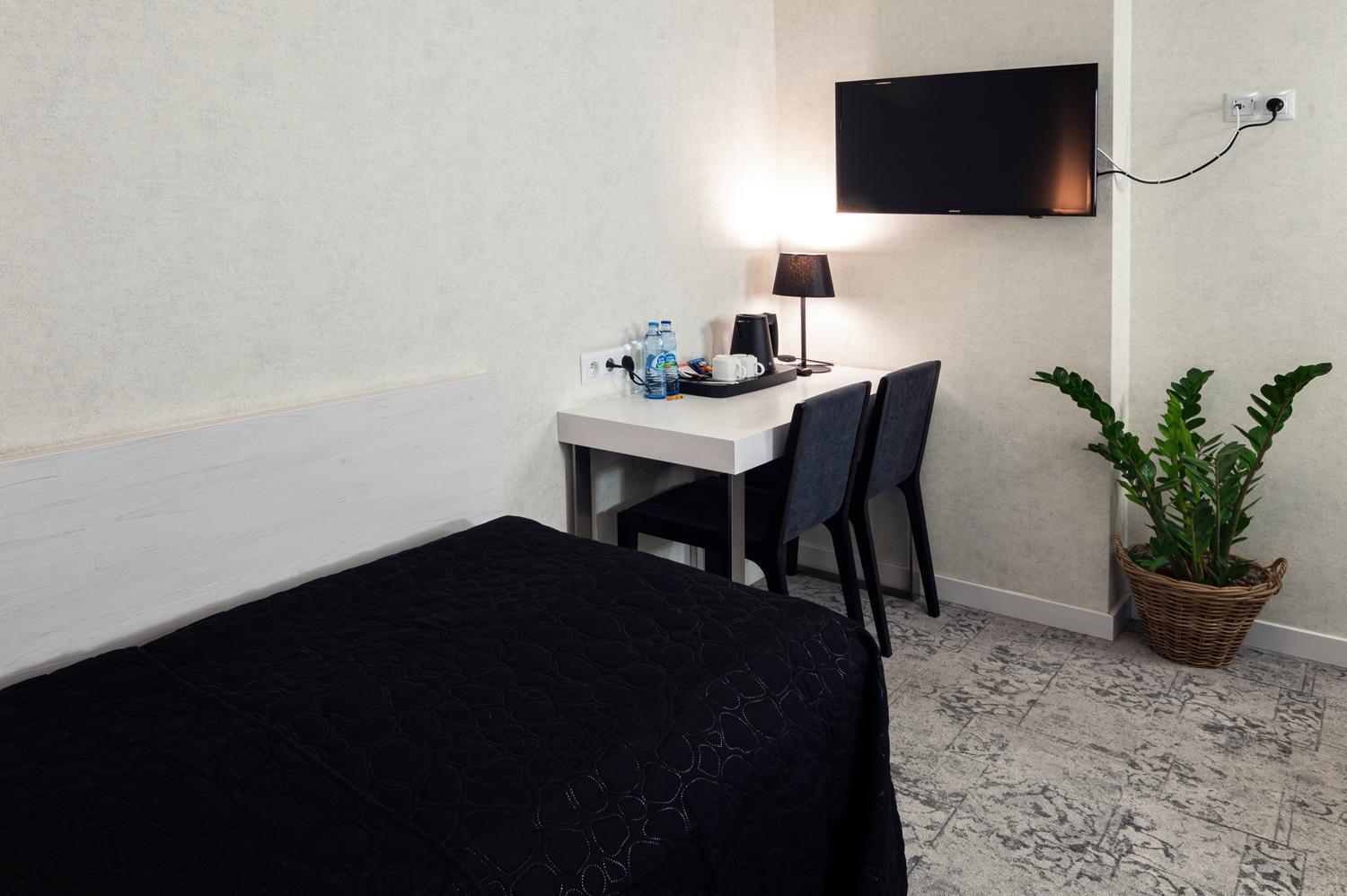 Hotel Absolwent Gostyń Екстериор снимка