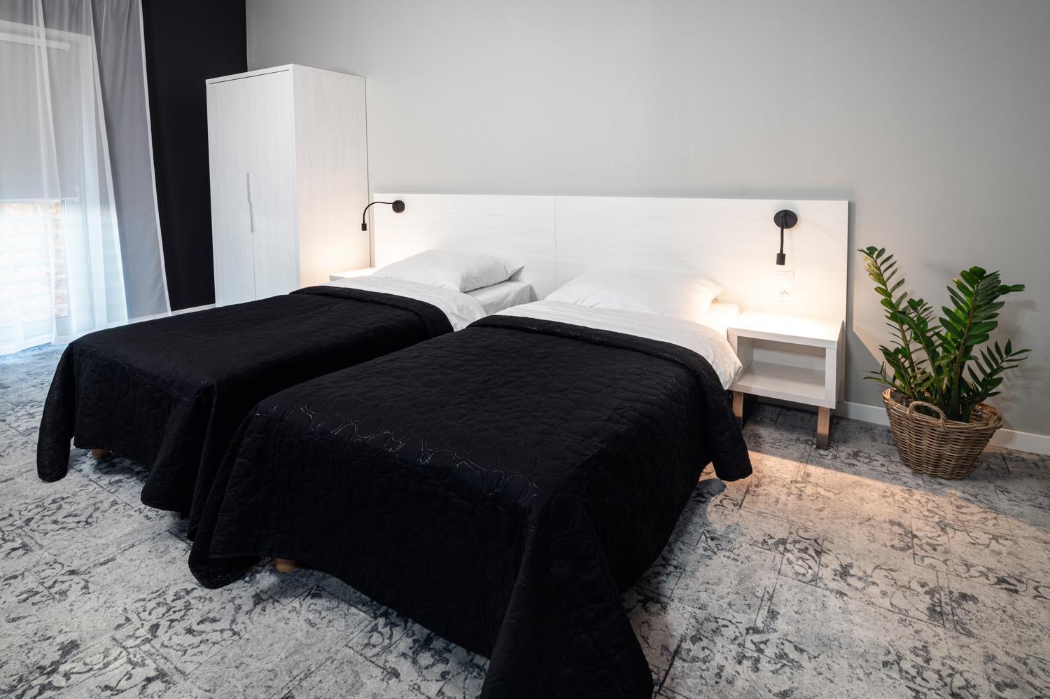 Hotel Absolwent Gostyń Екстериор снимка