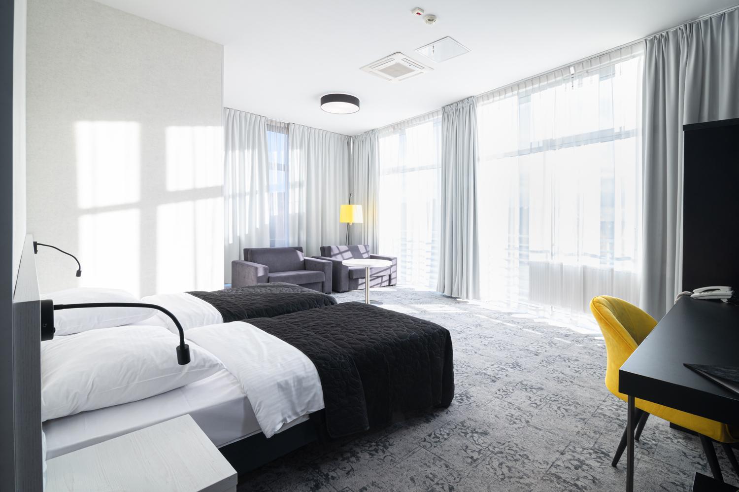 Hotel Absolwent Gostyń Екстериор снимка