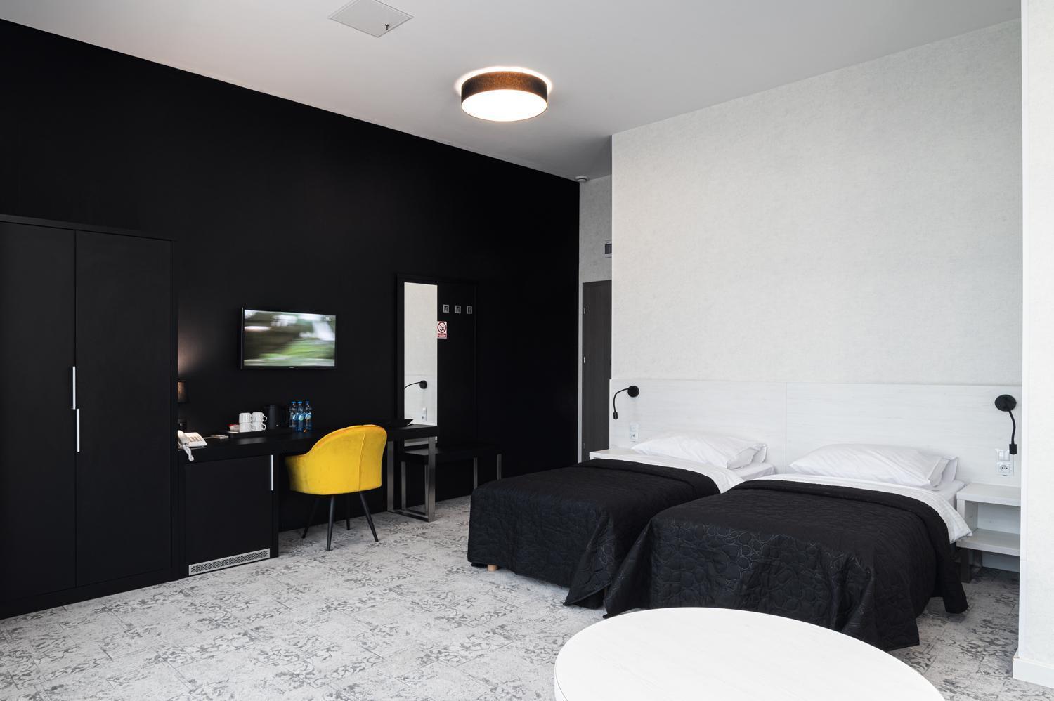 Hotel Absolwent Gostyń Екстериор снимка