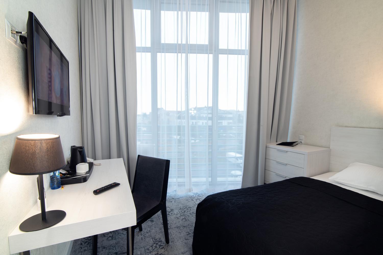Hotel Absolwent Gostyń Екстериор снимка